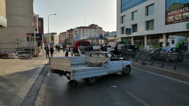 İstanbulda pikap, otobüs durağına çarptı: 2si çocuk 4 yaralı