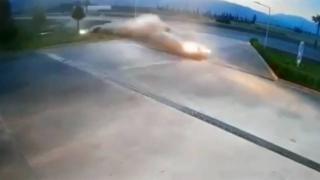 Kontrolden çıkan otomobil akaryakıt istasyonuna daldı