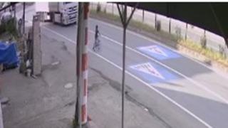 Bisikletli çocuk tırın altında kalmaktan son anda kurtuldu