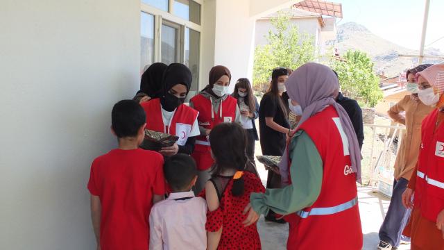 Elazığda Kızılay ekipleri çocuklara bayram harçlığı ve hediye dağıttı
