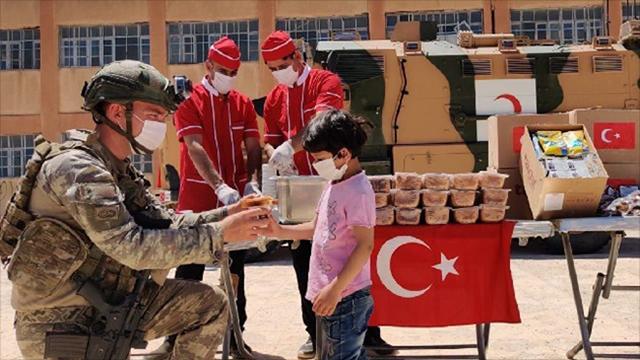 Mehmetçikten Barış Pınarı bölgesine yardım eli