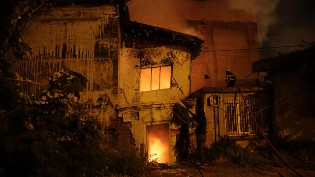 Adanada metruk binada çıkan yangın korkuttu