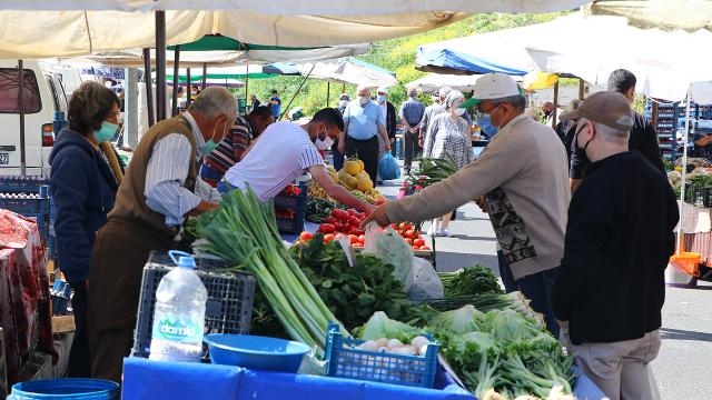 Pazar yerleri tedbirlerle açıldı