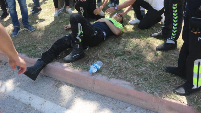 Adanada polis motosikleti ile bisiklet çarpıştı: 2 yaralı