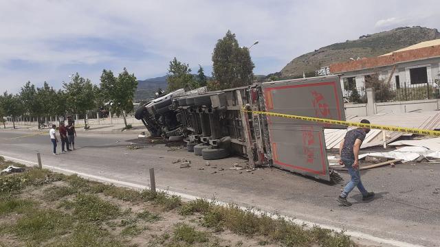 Devrilen tırın altında kalan 2 kişi hayatını kaybetti