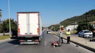 Kamyon ile motosikletin çarpışması kameralara yansıdı