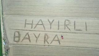 Çanakkaleli çiftçi tarlasına traktörüyle “Hayırlı Bayramlar” yazdı