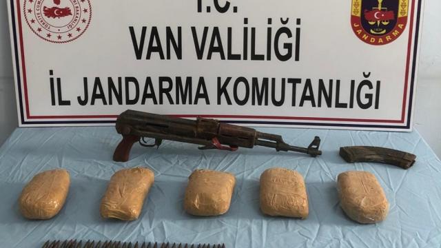 Vanda 3 kilo eroin ile silah ele geçirildi