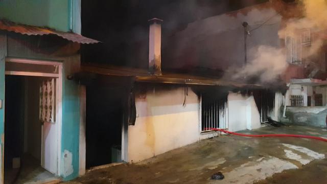 Evi babası uyurken ateşe verdi