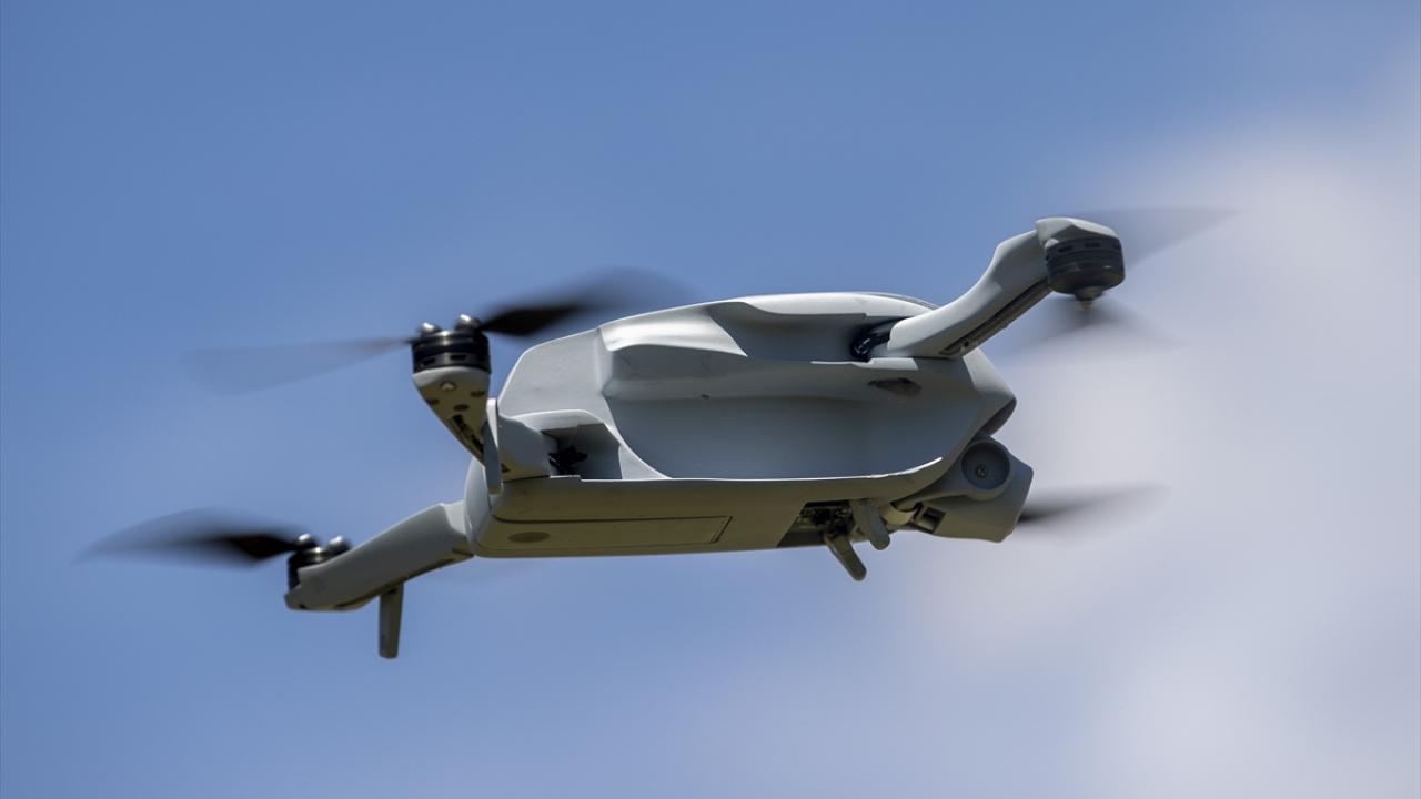 Mağarada keşif için gözcülük yapacak