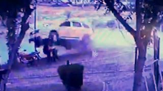 2 kişiye çarpan taksi Seyhan Nehri'ne düştü