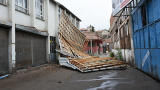 Kırıkkale'de fırtına: Çatılar uçtu, ağaçlar devrildi