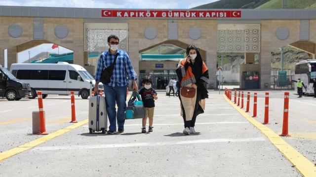 Kapıköy Gümrük Kapısından geçişler başladı