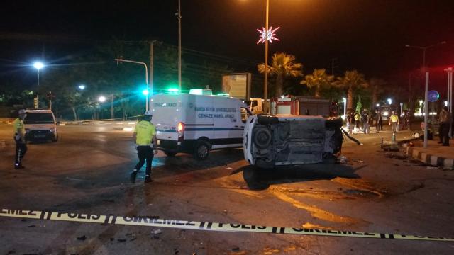 Manisada iki otomobil çarpıştı: 1 ölü, 2 yaralı