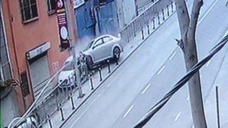 Kontrolden çıkan araç alt yoldaki otomobillerin üzerine düştü