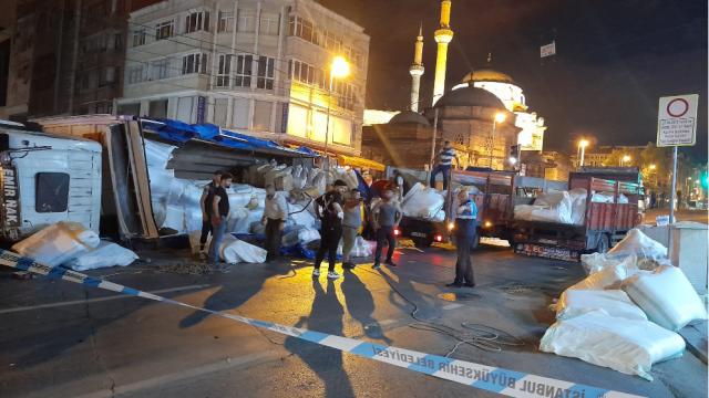 İstanbulda kumaş yüklü kamyon devrildi: 1 yaralı