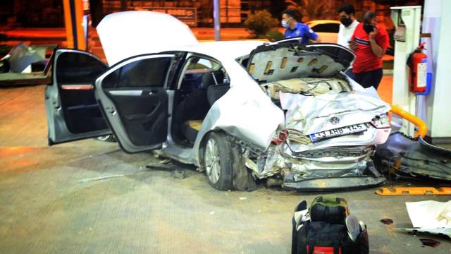 Kontrolden çıkan otomobil akaryakıt istasyonuna girdi