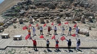Nemrut Dağı zirvesinde 19 Mayıs'ı kutladılar