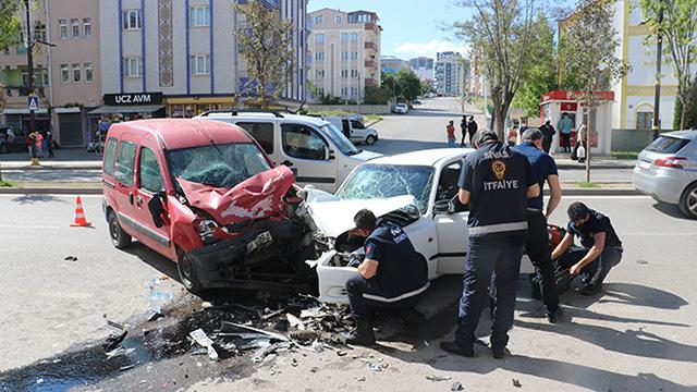 Otomobil ile hafif ticari araç kafa kafaya çarpıştı: 4 yaralı