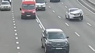 Ukrayna'da troleybüs tellerine takılan otomobil devrildi