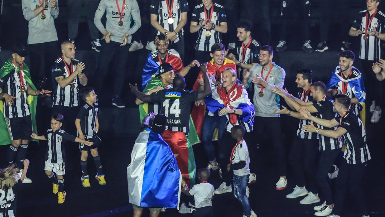 Sahneye tek tek geldiler