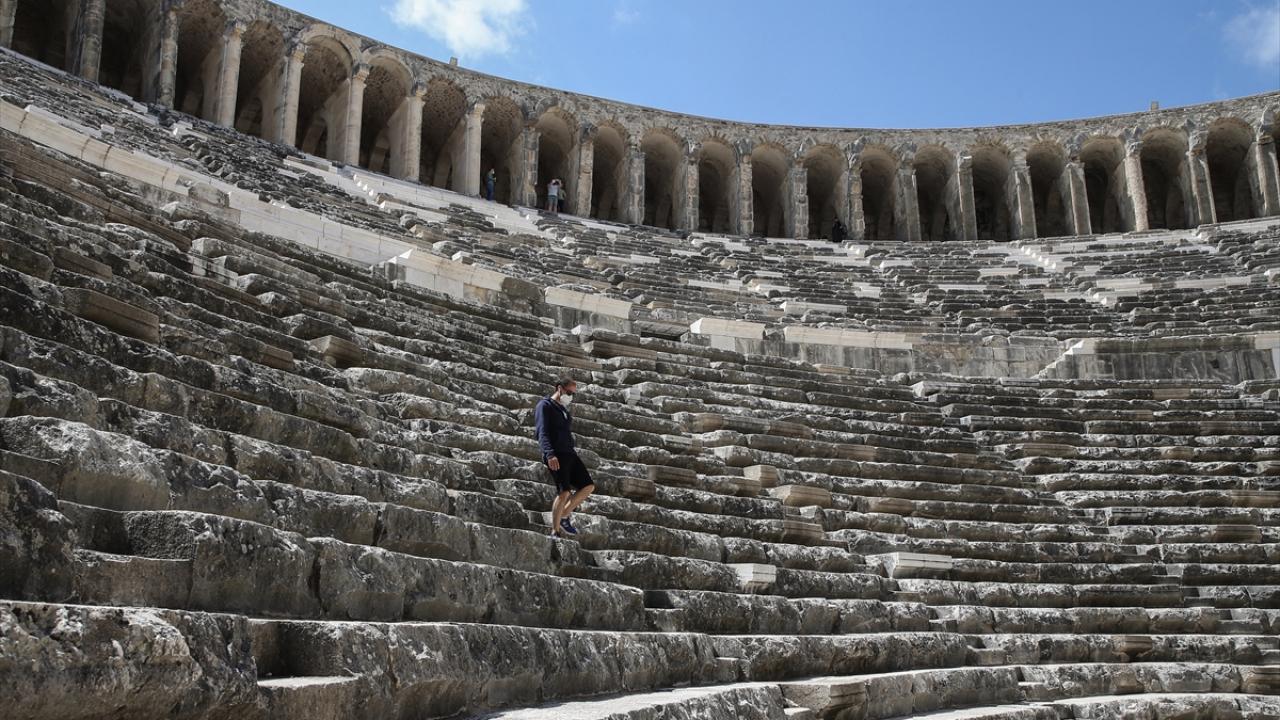 Tiyatro ve su kemerleri 