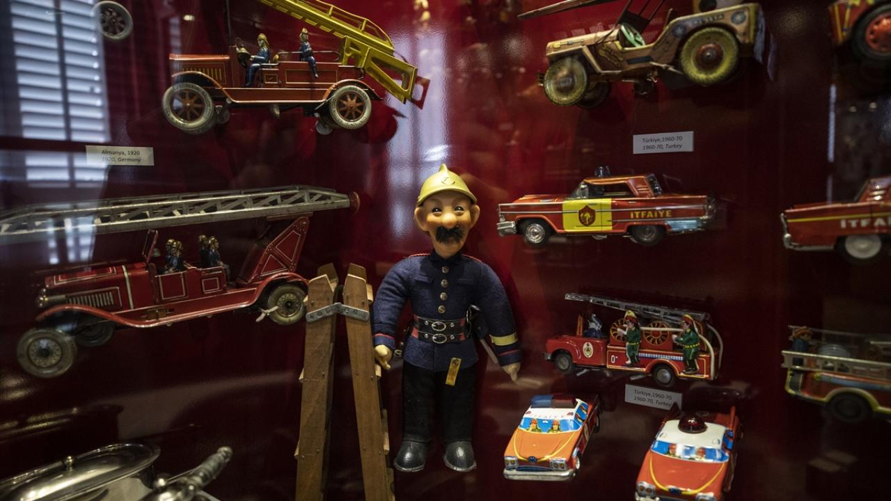 "Müzeler insanlara, topluma faydalı olmak için, toplumu aydınlatmak ve eğitmek için kurulmuş kurumlardır"