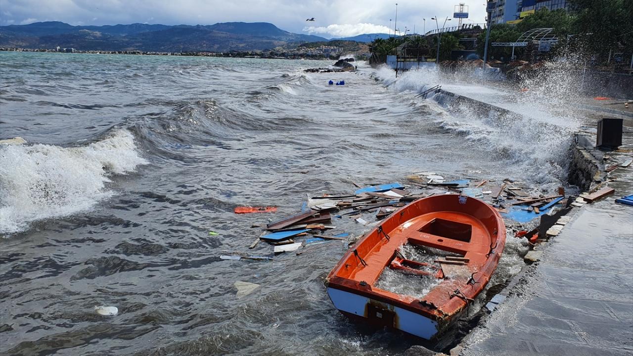 Dikili`de 40 tekne battı