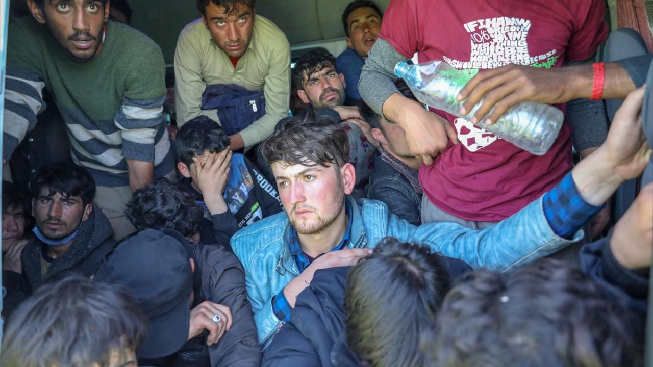 Ekipler bitkin halde buldukları göçmenlere su verdi