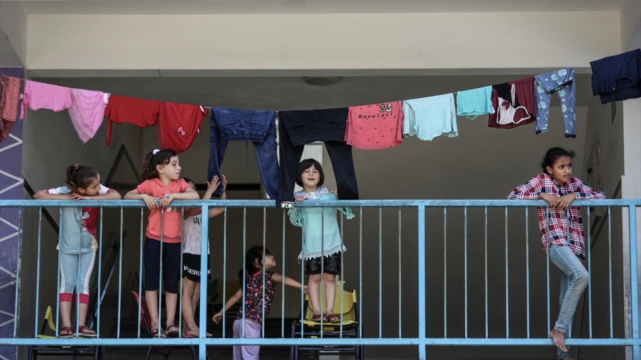 Yaşlı kadın kızıyla okula sığınmak zorunda kaldı