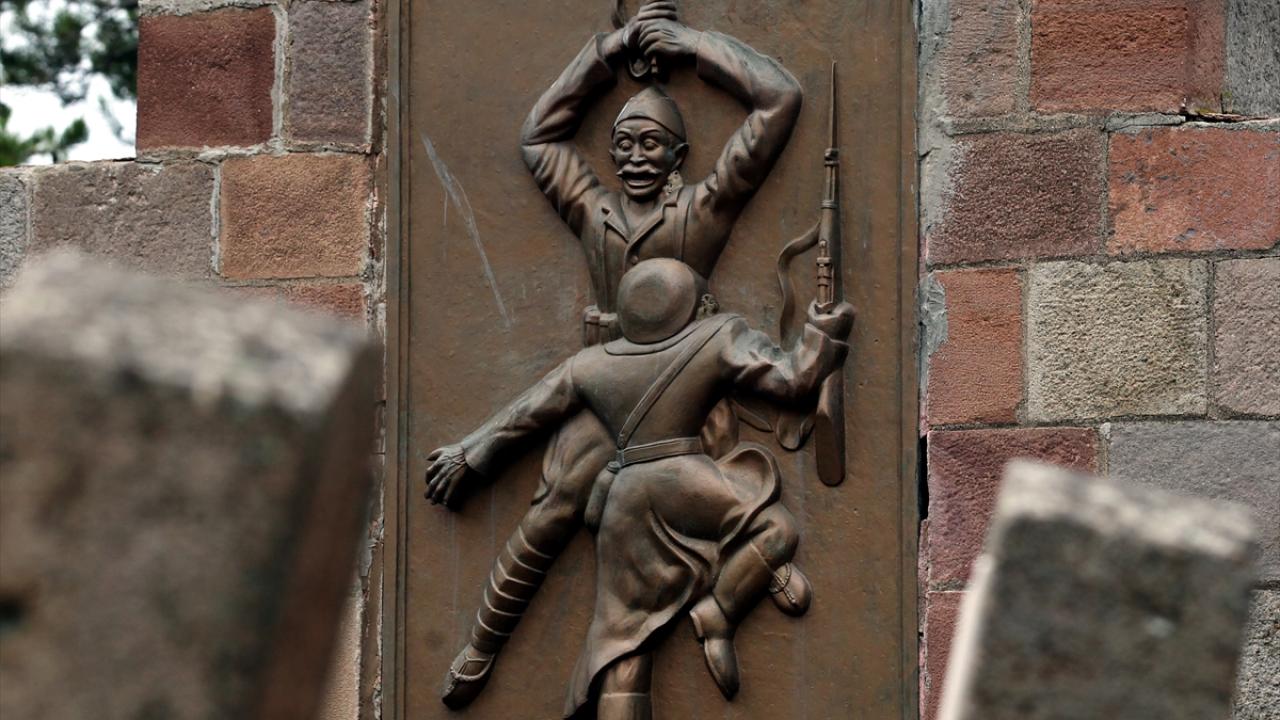 NATO Orduları Başkomutanı Nene Hatun`un elini öptü