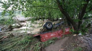 Bursa'da taşan dere iş makinelerini sürükledi