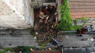 Fatih'te 3 katlı bina yağmurun etkisiyle çöktü