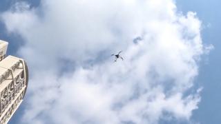 Çin trafiğinde konuşan dronlar görev başında