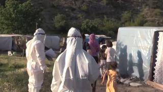 Mevsimlik tarım işçileri kaldıkları çadırlarda aşılandı