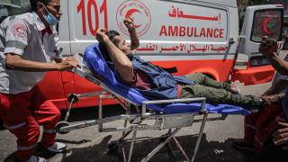 İsrail'in saldırılarında Anadolu Ajansı kameramanı yaralandı