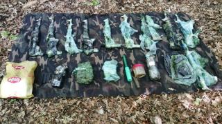 Teröristlere ait yer altı depolarında silah ve mühimmat ele geçirildi