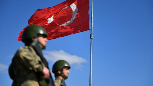 Terör örgütü PKK/YPGden kaçan 2 çocuk teslim oldu