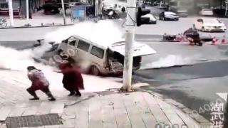 Wuhan'da kanalizasyon patladı: Yol havaya uçtu