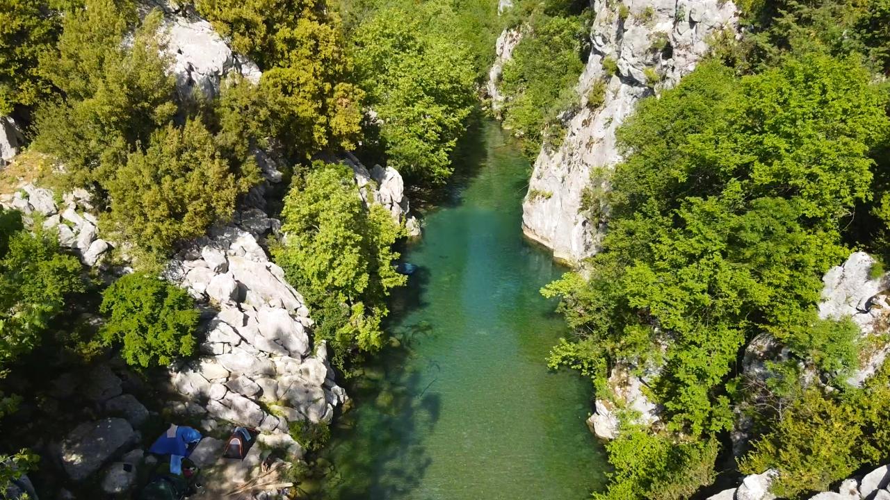Arkadaşlarıyla kamp yaparak doğanın tadını çıkardıklarını anlatan Bolat, 