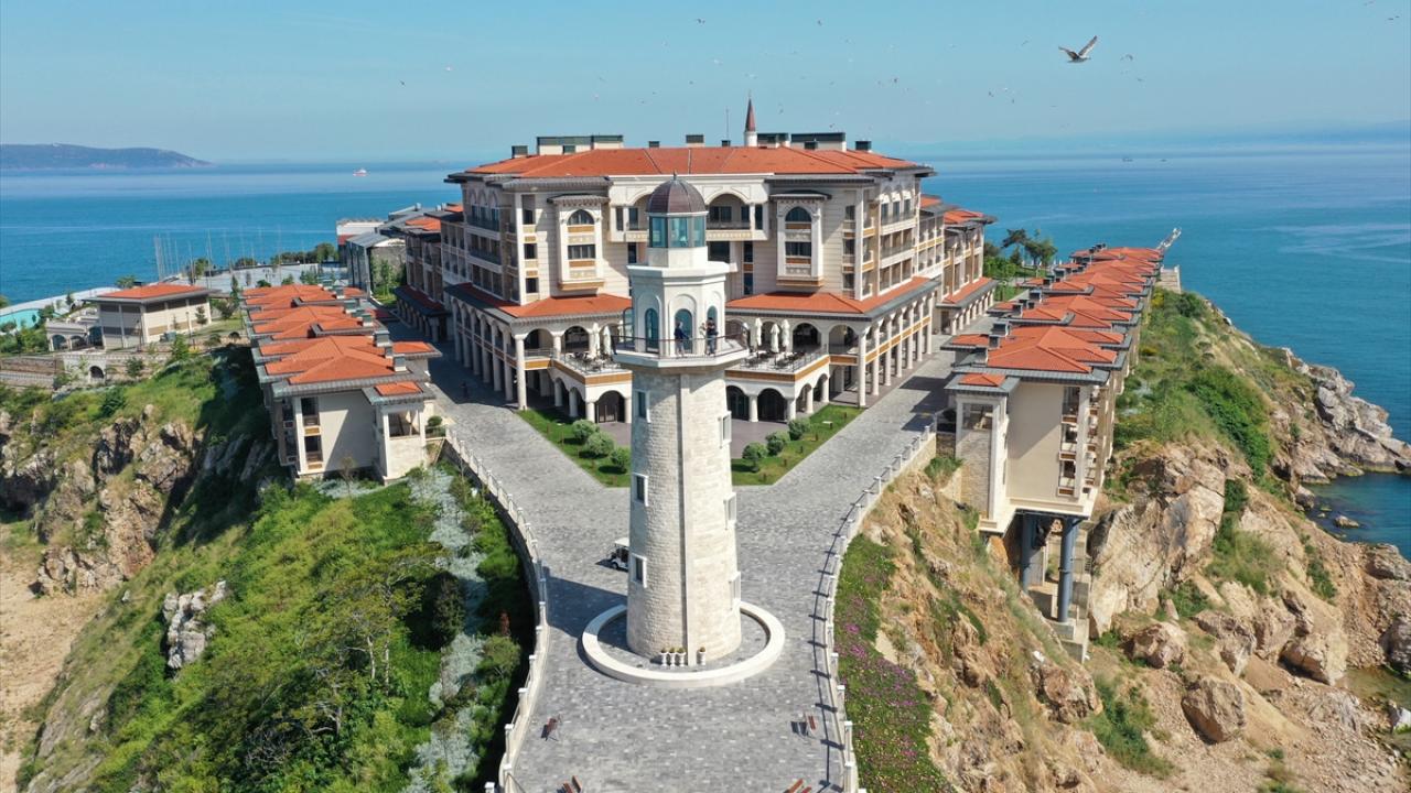 Demokrasi Feneri ışığını yakıyor