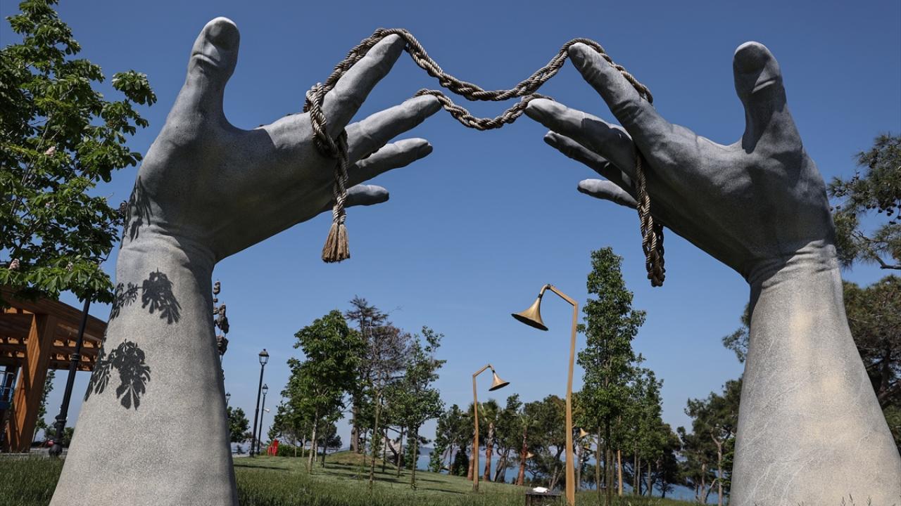 Adanın dört bir yanındaki obje ve heykeller dikkati çekiyor