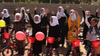 Azez'de 252 yetim ve öksüz çocuğa bisiklet sürprizi