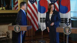 ABD Başkan Yardımcısı Harris'e ırkçılık suçlaması: Tokalaştıktan sonra elini sildi