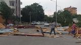 Iğdır'da fırtına: Çatılar uçtu, ağaçlar devrildi