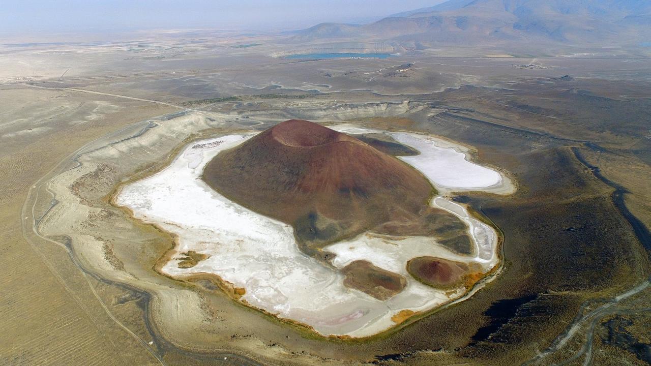 Meke Gölü volkanik patlama sonucu oluştu