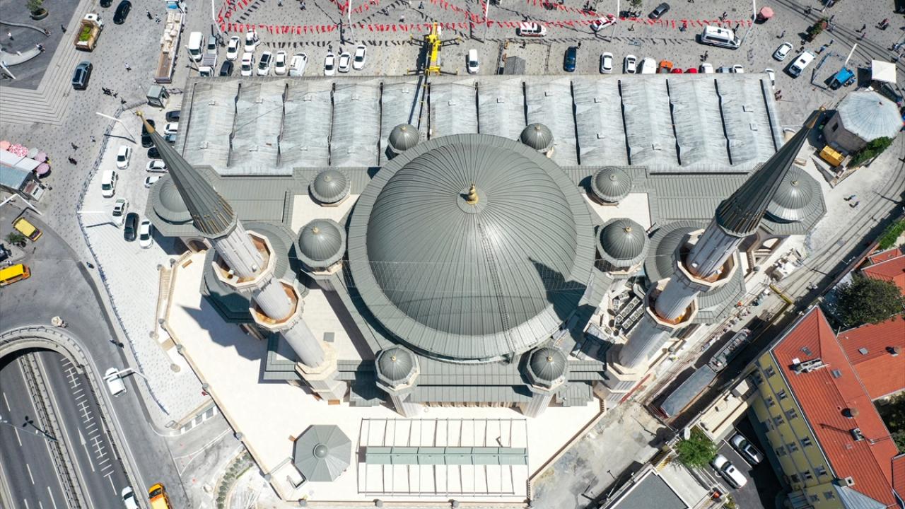 Minarelerin yüksekliği 61 metre