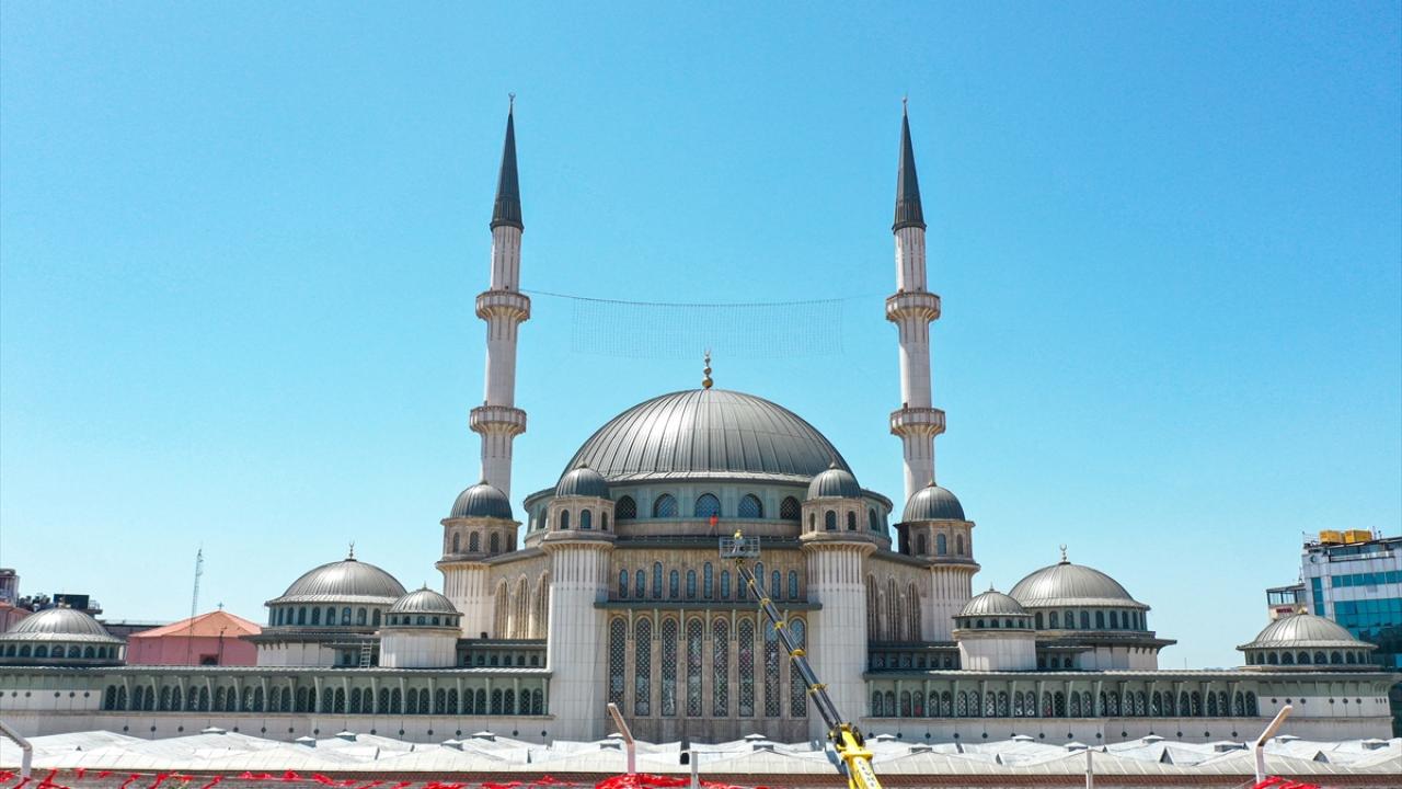 Kubbe göbek yazısını Fatiha süslüyor