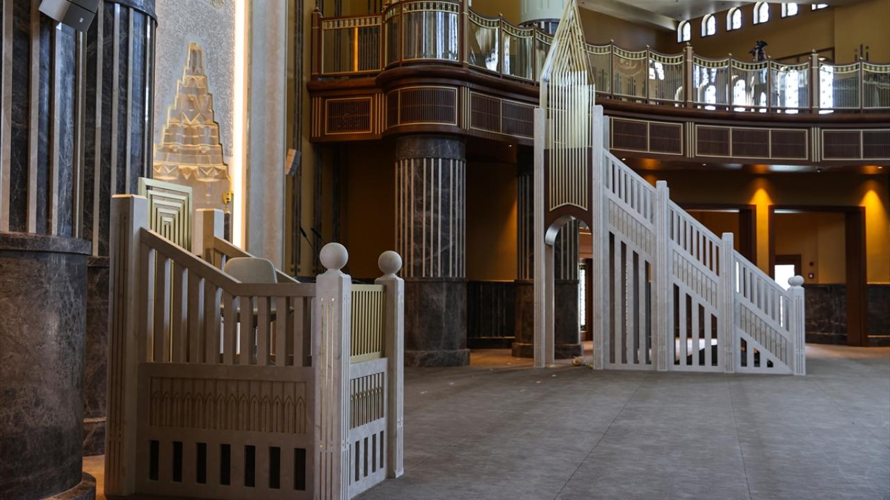 Caminin ana girişi dahil 4 giriş kapısı bulunuyor