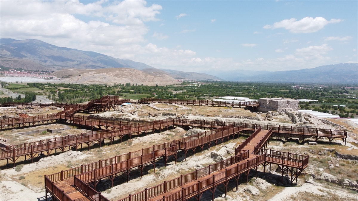Kalede gün yüzüne çıkartılan Urartu yapılarının Anadolu`da örneği yok